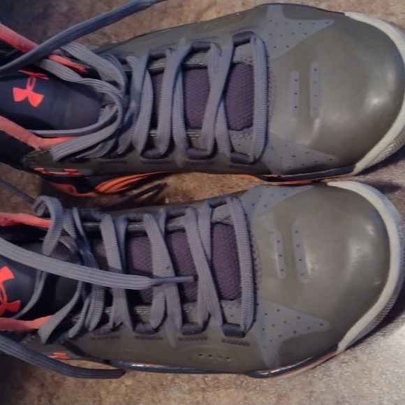 UNDER ARMOUR BOY'S SNEAKERS.  GENTLY WORN. Great color combination. - Picture 9 of 9